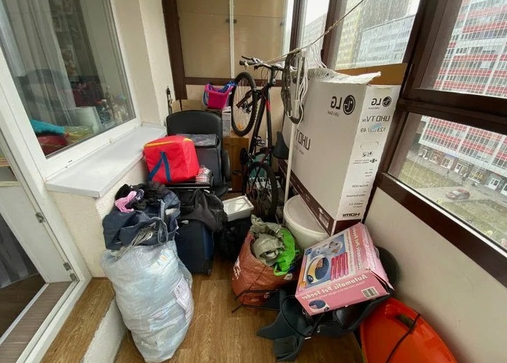 Что стоит убрать с балкона, чтобы не отравлять воздух в квартире