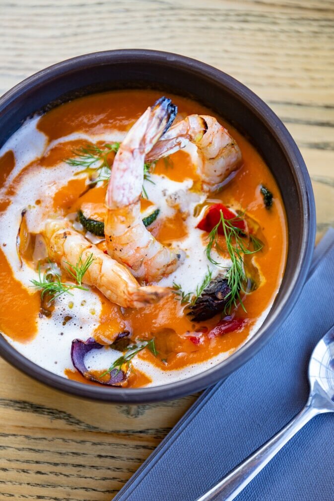 Томатный суп-пюре с цукини и креветками: легкость и вкус в каждой ложке