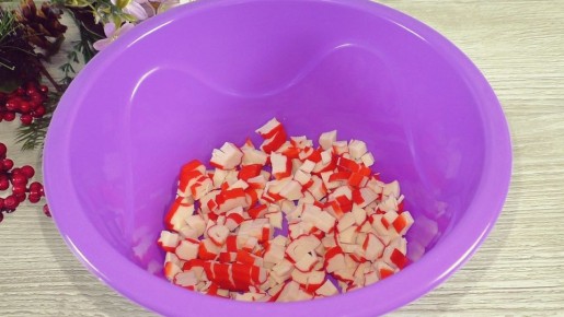 Ужинаем быстро: салат с крабовыми палочками для любой хозяйки