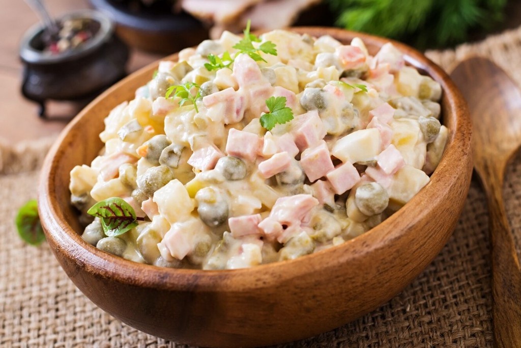 Как правильно хранить оливье и сельдь под шубой: советы от «Роскачества»