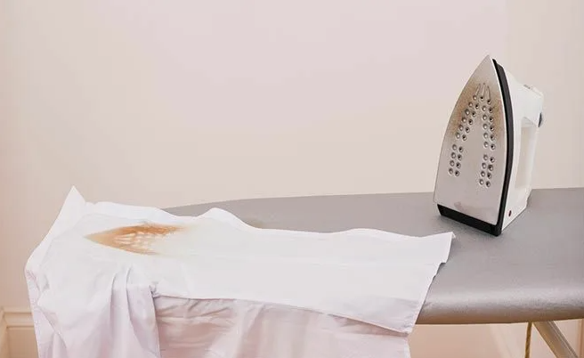 Как избежать неприятных пятен на одежде при глажке