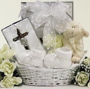 Как выбрать идеальный подарок на крестины для ребенка