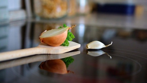 Скрытые источники неприятного запаха на кухне: от вытяжки до посудомойки