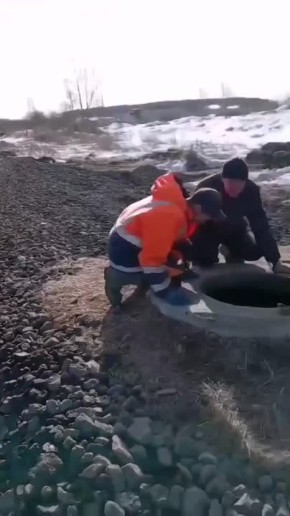 В Нижнем Тагиле в канализацию спустили ковер