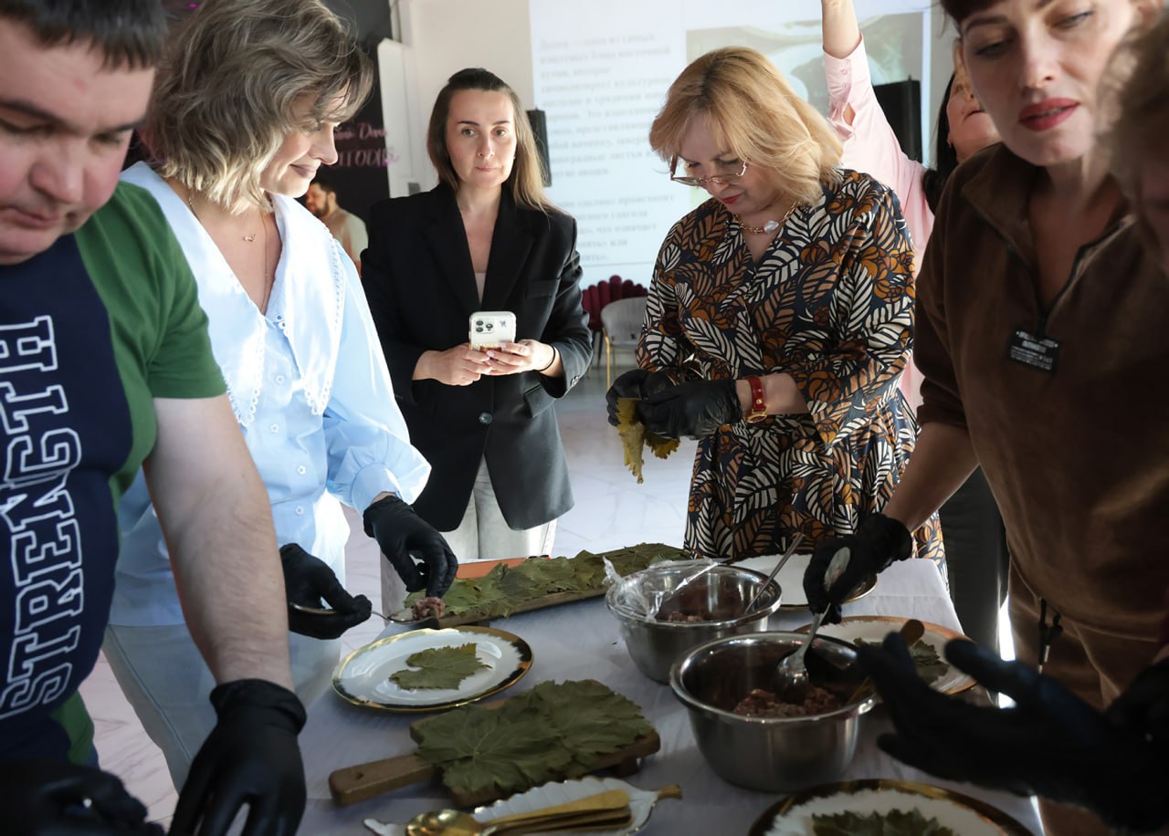 Дружить лучше за накрытым столом Дружить лучше за накрытым столом