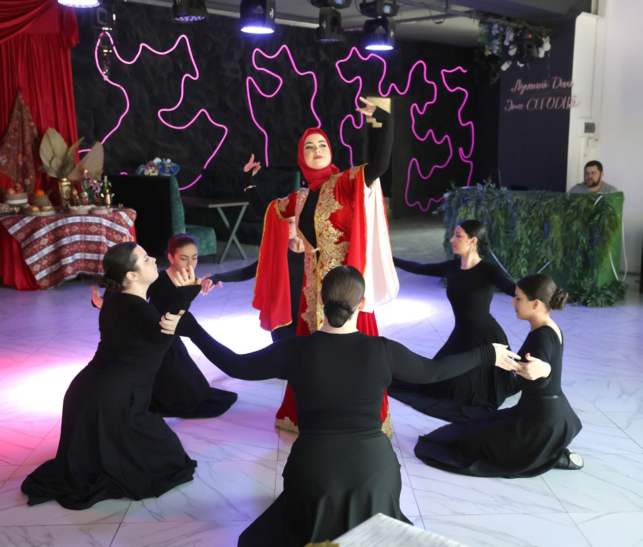 Дружить лучше за накрытым столом Дружить лучше за накрытым столом