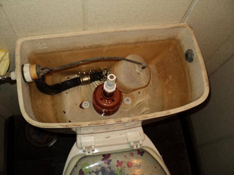 Эффективные методы очистки бачка унитаза от ржавчины и налета