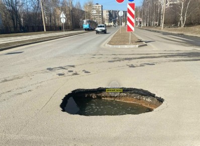 На Вагонке провалилась недавно отремонтированная по нацпроекту дорога по улице Зари