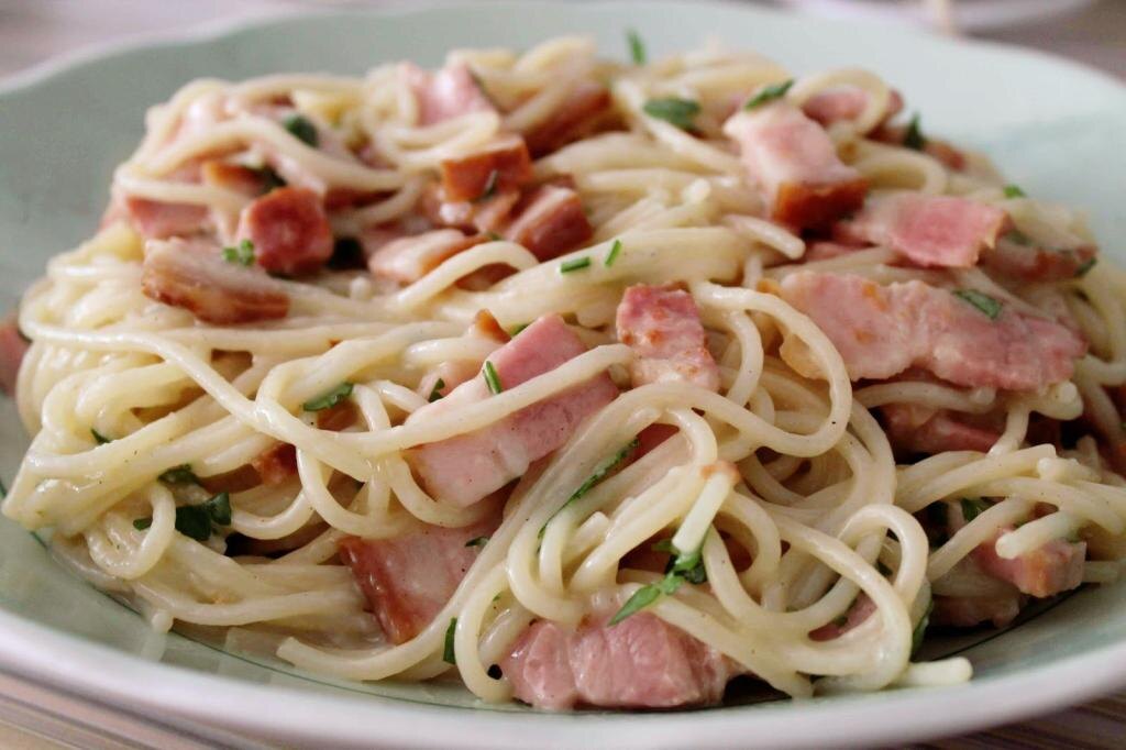 Сытные завтраки за 15 минут: три простых рецепта с колбасой