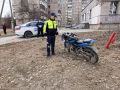Автоинспекторы проводят проверку по факту ДТП с участием несовершеннолетнего байкера, не подчинившегося законному требованию об остановке