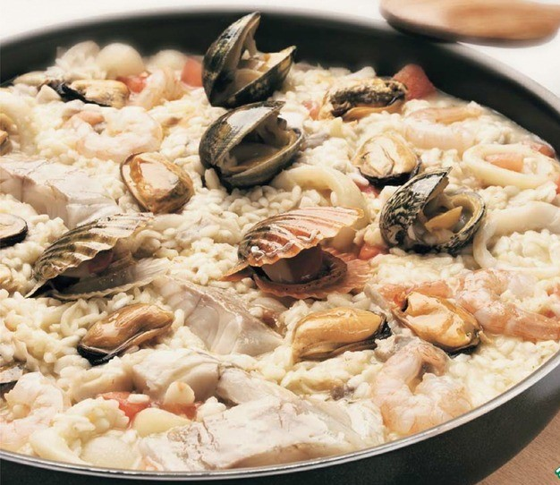 Паэлья с устрицами и другими морепродуктами