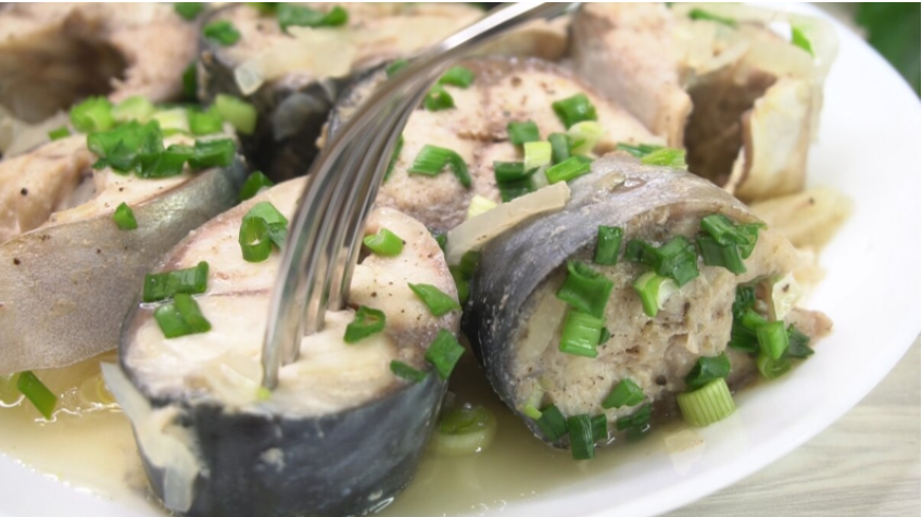 Скумбрия на луковой подушке: простой и быстрый рецепт