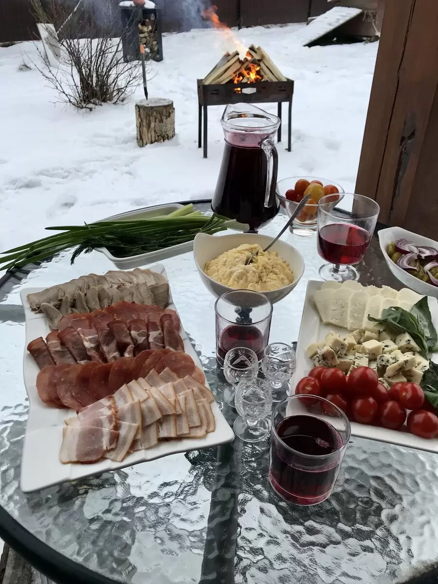 Зимний вечер на природе: уютный ужин у мангала с любимыми