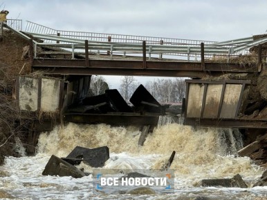 В селе Малая Лая под Нижним Тагилом размыло плотину, в результате обрушилась часть дороги