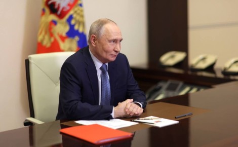 Кремль сообщает:. Решением Верховного Главнокомандующего Вооружёнными Силами Российской Федерации в связи с приближающимся православным праздником Пасхи объявляется перемирие с 16.00 11 апреля до исхода дня 12 апреля 2026...