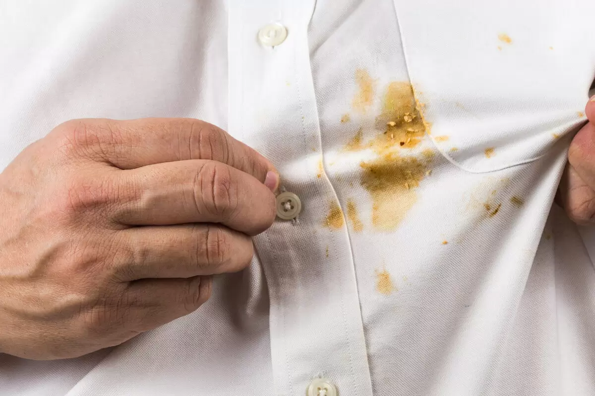 8 бюджетных способов избавиться от пятен на одежде