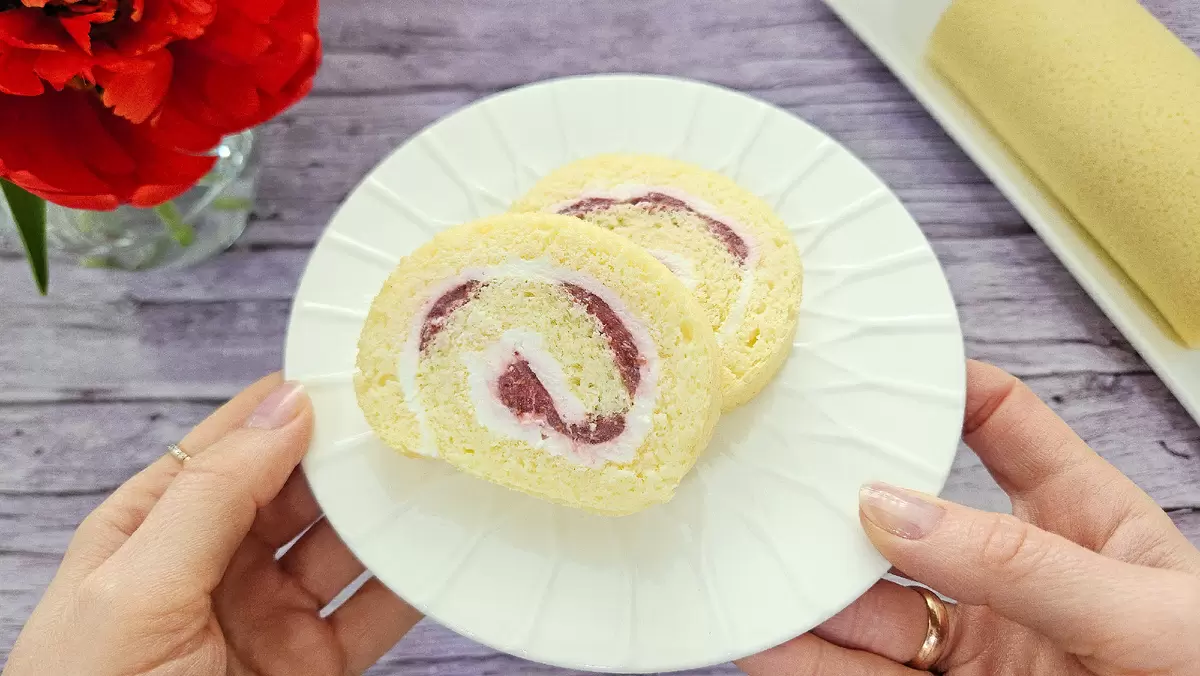 Диетический рулет с творожным кремом и ягодной начинкой: идеальное лакомство для любителей здорового питания