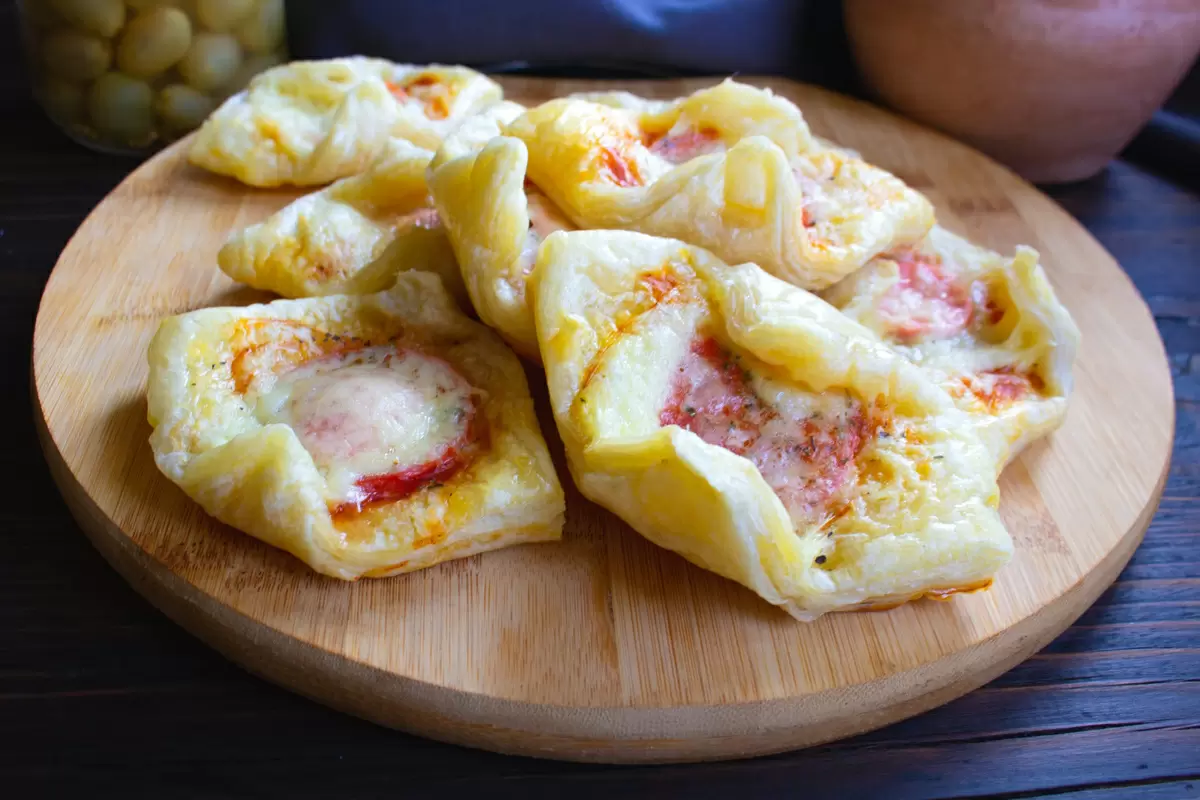 Слойки с помидорами и сыром: простой рецепт для гурманов