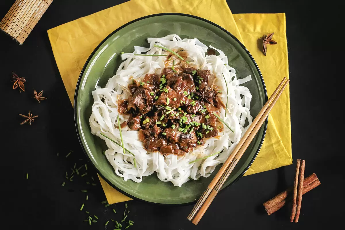 Пикантные нотки Востока: говядина по-китайски с рисовой лапшой