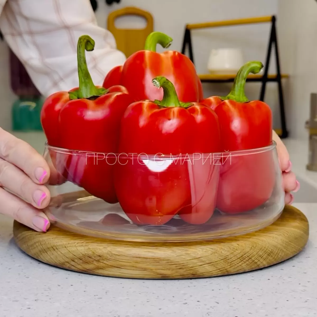 Удивляющая холодная закуска из запечённых болгарских перцев и соуса на йогурте