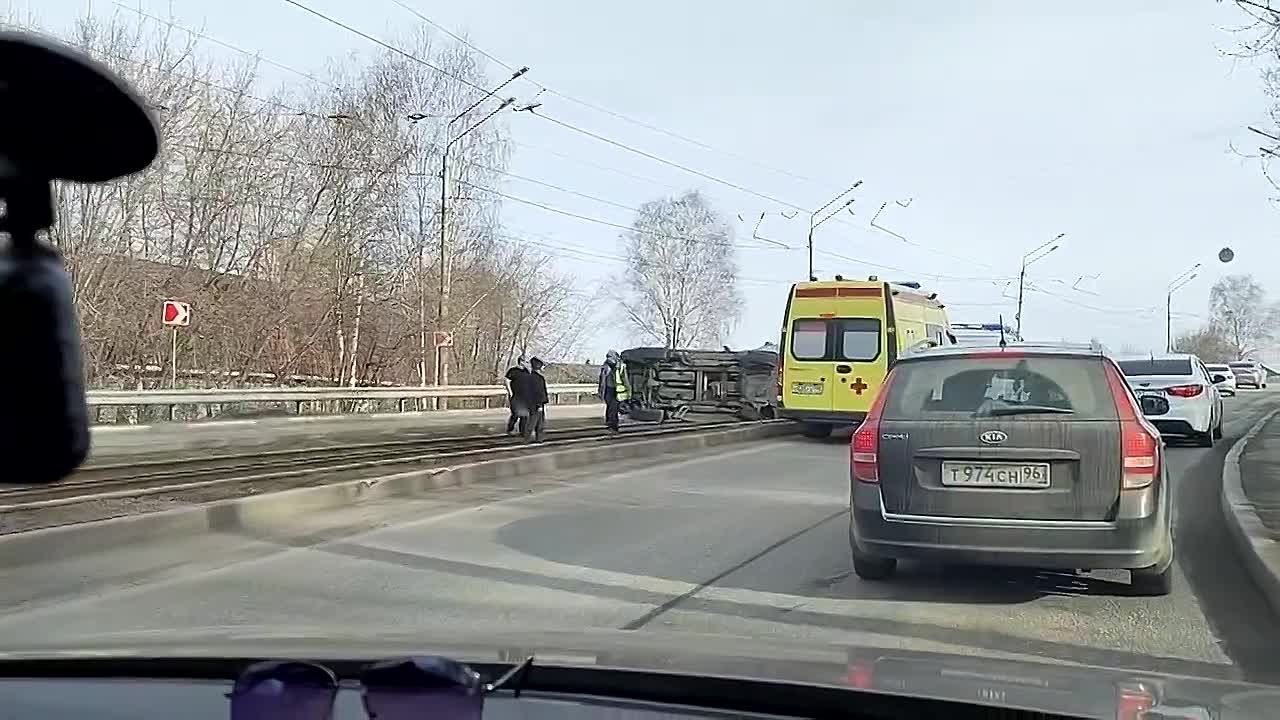 На улице Береговой-Ударной в районе Лисьей горы произошло ДТП с участием автомобиля Mercedes-Benz