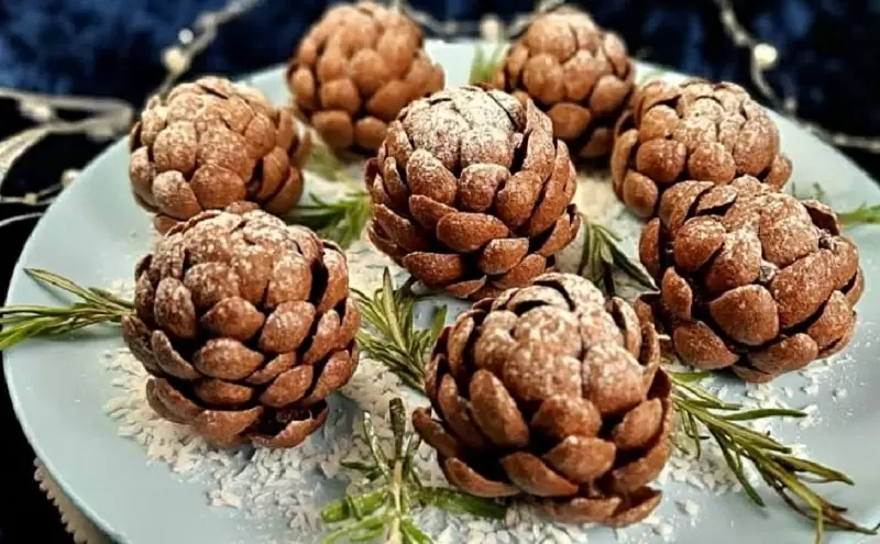 Как быстро приготовить новогодние шишки: простой и эффектный десерт без выпечки