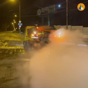 "Тагилдорстрой" в ночную смену выполнил укладку асфальтобетонного покрытия на важном для движения автомобилистов перекрёстке - Свердловское шоссе - улица Красногвардейская