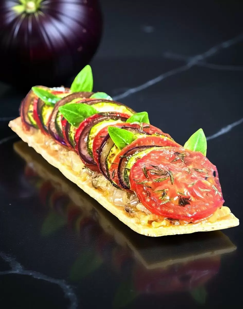 Тарт с фондю из лука и овощей на слоёном тесте: спокойное решение для уютного ужина