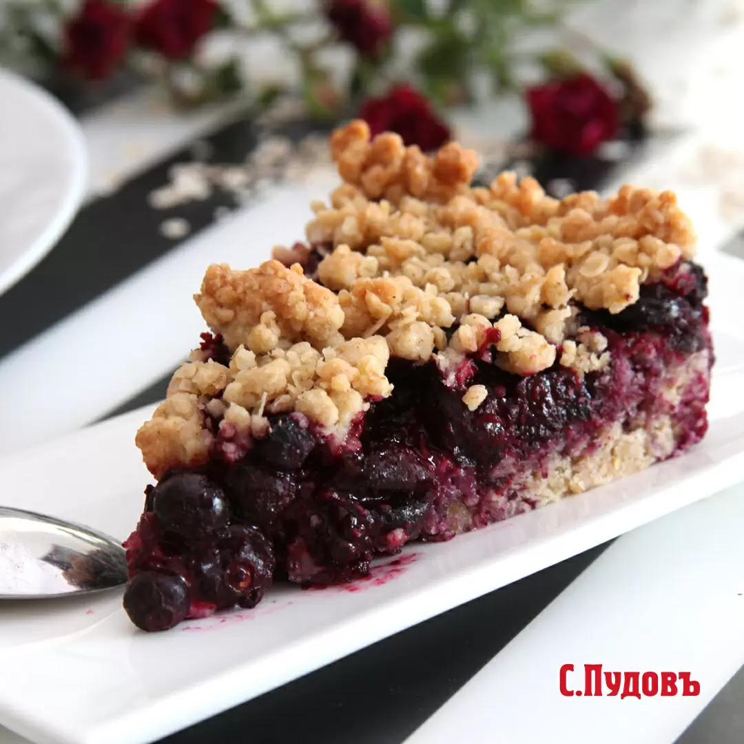 Насыщенный жёлтый пирог с черной смородиной: идеальный десерт для быстрых встреч