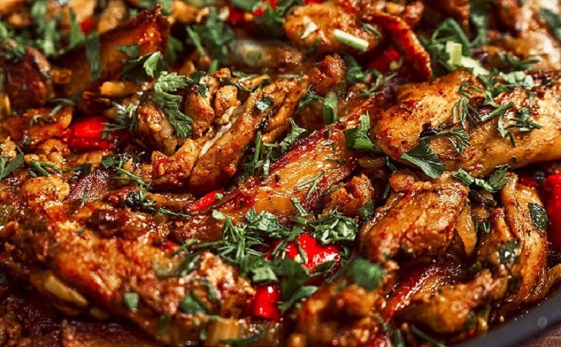 Праздник вкуса дома: как быстро приготовить ароматную курицу с картошкой