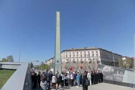Акция памяти на одном из знаковых мемориалов Нижнего Тагила – площади Трудовой доблести