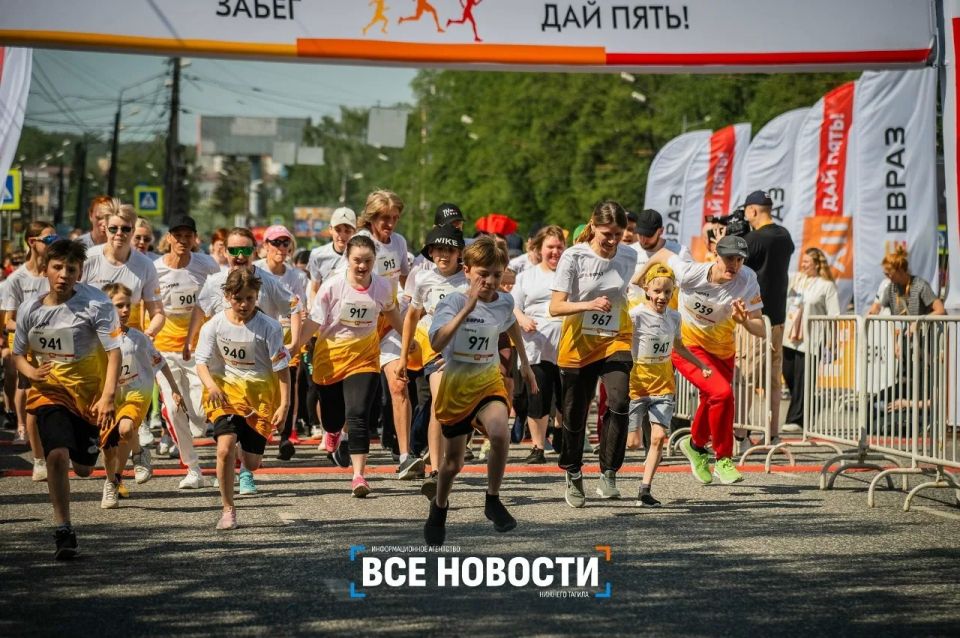 Самый большой спортивный праздник прошел в Нижнем Тагиле – это легкоатлетический забег «Дай пять», организованный ЕВРАЗом