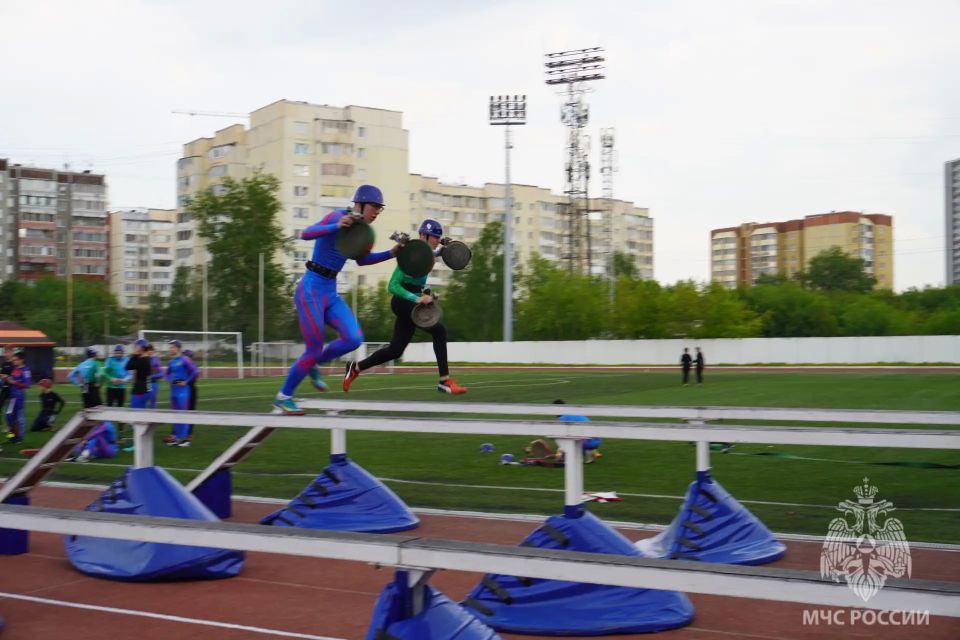 В Екатеринбурге завершился первый день областных соревнований по пожарно-спасательному спорту среди юношей и девушек, посвященные памяти пожарных-героев Чернобыля В Екатеринбурге завершился первый день областных соревнований по пожарно-спасательному спорту среди юношей и девушек, посвященные памяти пожарных-героев Чернобыля