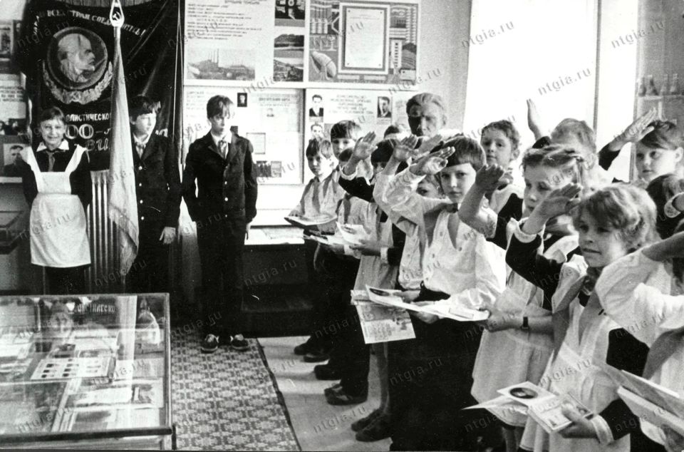 19 мая - День пионерии!. В этот памятный для многих поколений день делимся с вами фотографией из коллекции Нижнетагильского городского исторического архива На фото: Прием в пионеры учащихся школы № 85 Тагилстроевского района...
