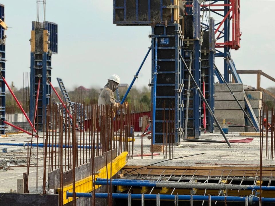 На Гальянке возобновили стройку школы на 1200 мест На Гальянке возобновили стройку школы на 1200 мест