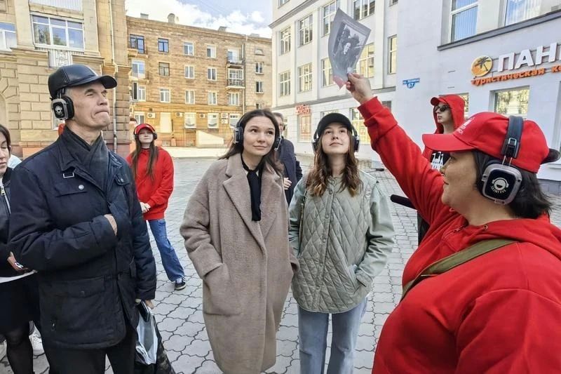 Искусство в эвакуации. В годы Великой Отечественной войны в наш город были эвакуированы тысячи рабочих, инженеров, представителей технической и творческой интеллигенции из Ленинграда и других городов Советского союза Искусство в эвакуации. В годы Великой Отечественной войны в наш город были эвакуированы тысячи рабочих, инженеров, представителей технической и творческой интеллигенции из Ленинграда и других городов Советского союза