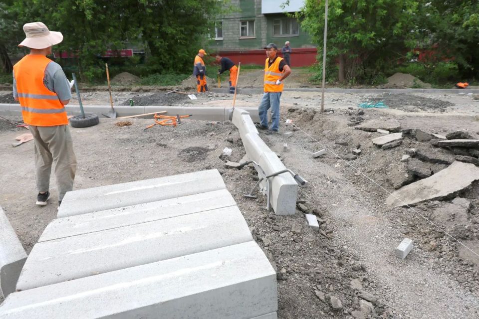Будет ровно и надежно. Продолжается ремонт дороги и тротуаров на улице Газетная Будет ровно и надежно. Продолжается ремонт дороги и тротуаров на улице Газетная