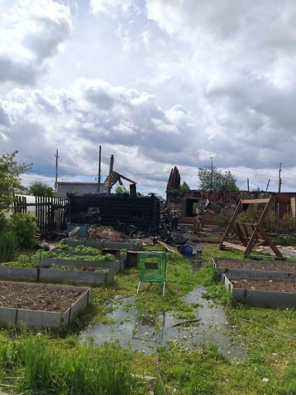 Пожар уничтожил дом семьи тагильского педагога: объявлен сбор помощи Пожар уничтожил дом семьи тагильского педагога: объявлен сбор помощи