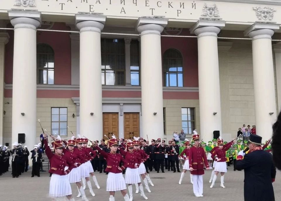 Лето начинается с парада. Сегодня, 1 июня, в Международный день защиты детей, в Нижнем Тагиле проходит девятый ежегодный открытый фестиваль-парад детских и юношеских духовых оркестров «Аккорды лета» (0+)