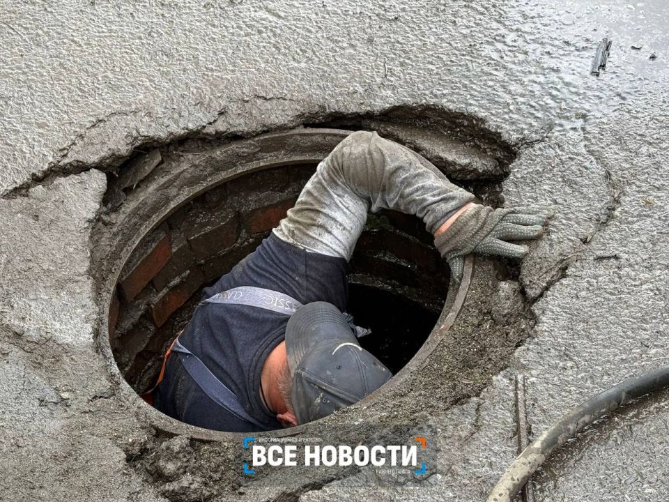 Чтобы улицы не превращались в реки: как коммунальщики Тагила чистят ливнёвки Чтобы улицы не превращались в реки: как коммунальщики Тагила чистят ливнёвки