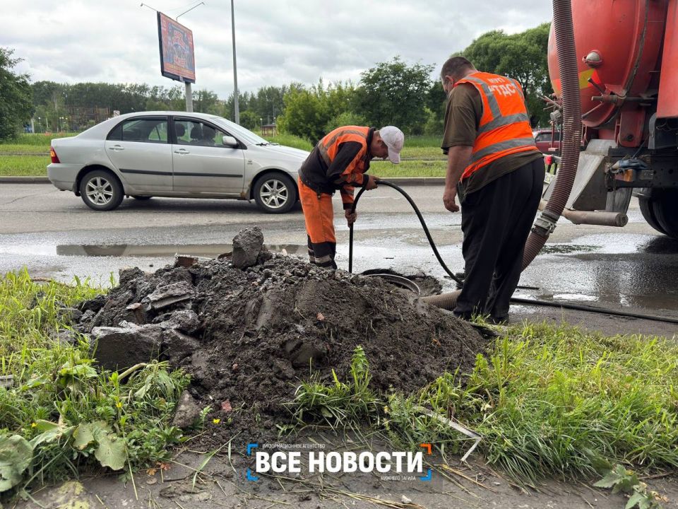 Чтобы улицы не превращались в реки: как коммунальщики Тагила чистят ливнёвки Чтобы улицы не превращались в реки: как коммунальщики Тагила чистят ливнёвки