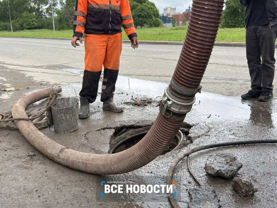 Чтобы улицы не превращались в реки: как коммунальщики Тагила чистят ливнёвки Чтобы улицы не превращались в реки: как коммунальщики Тагила чистят ливнёвки