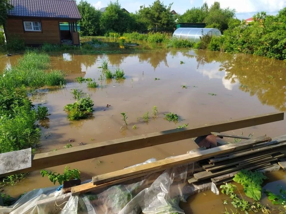 Под Нижним Тагилом заливает сады и поселки Под Нижним Тагилом заливает сады и поселки