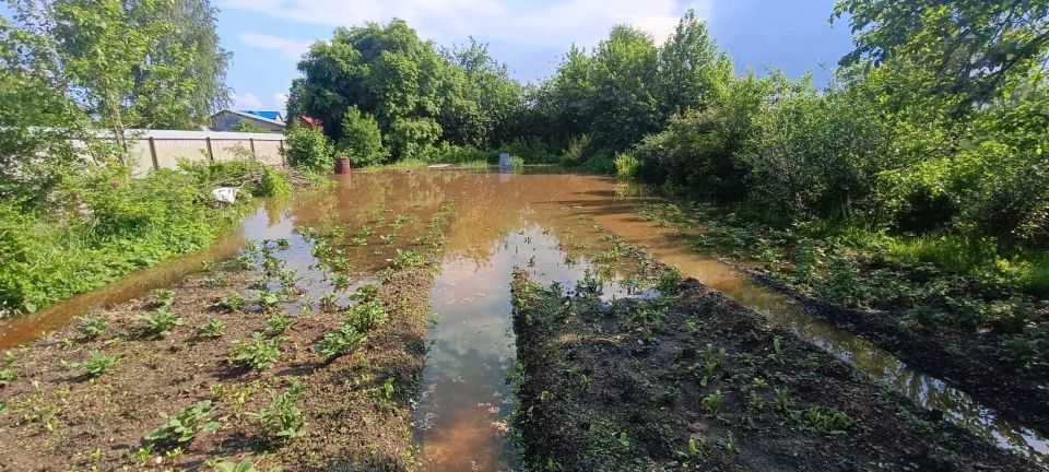 Под Нижним Тагилом заливает сады и поселки Под Нижним Тагилом заливает сады и поселки