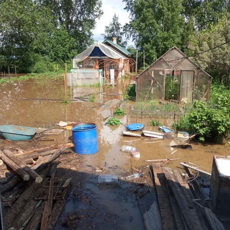 Под Нижним Тагилом заливает сады и поселки Под Нижним Тагилом заливает сады и поселки