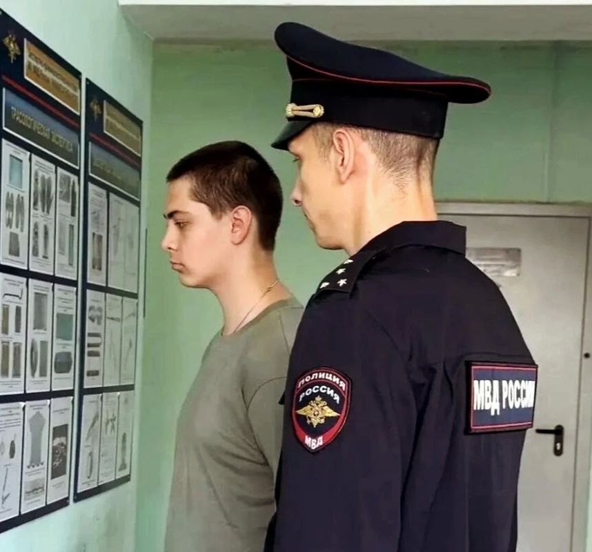 Полицейские Нижнего Тагила задержали 19-летнего «Адольфа Гитлера» Полицейские Нижнего Тагила задержали 19-летнего «Адольфа Гитлера»