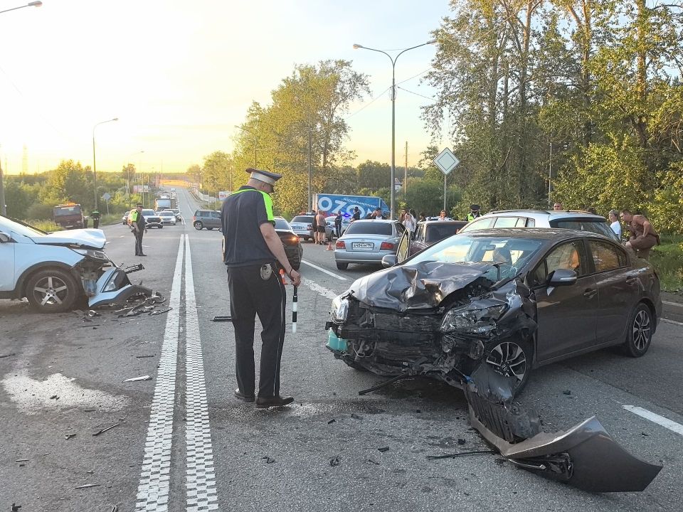 Дорожная авария с участием шести автомобилей произошла на Южном подъезде к Нижнему Тагилу Дорожная авария с участием шести автомобилей произошла на Южном подъезде к Нижнему Тагилу