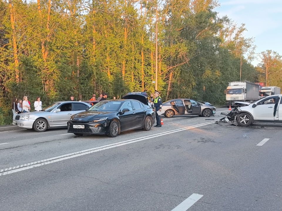 Дорожная авария с участием шести автомобилей произошла на Южном подъезде к Нижнему Тагилу Дорожная авария с участием шести автомобилей произошла на Южном подъезде к Нижнему Тагилу