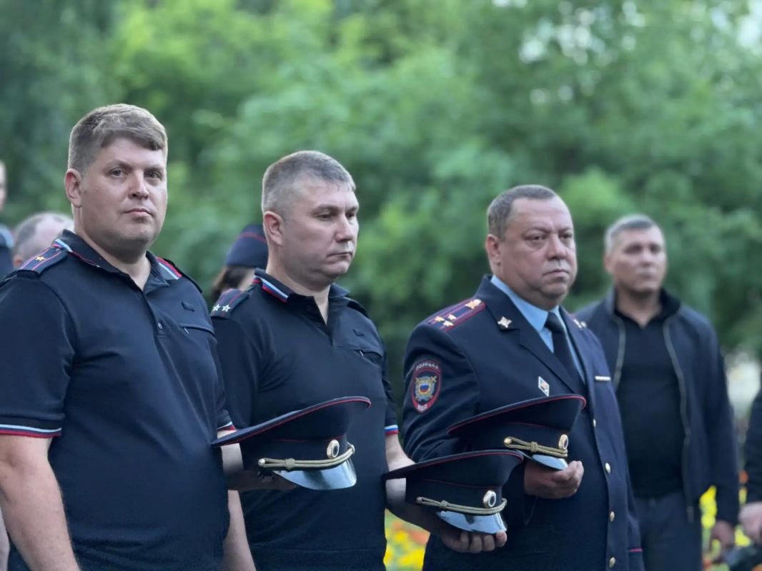«Свеча памяти» у монумента «Солдатам правопорядка» «Свеча памяти» у монумента «Солдатам правопорядка»