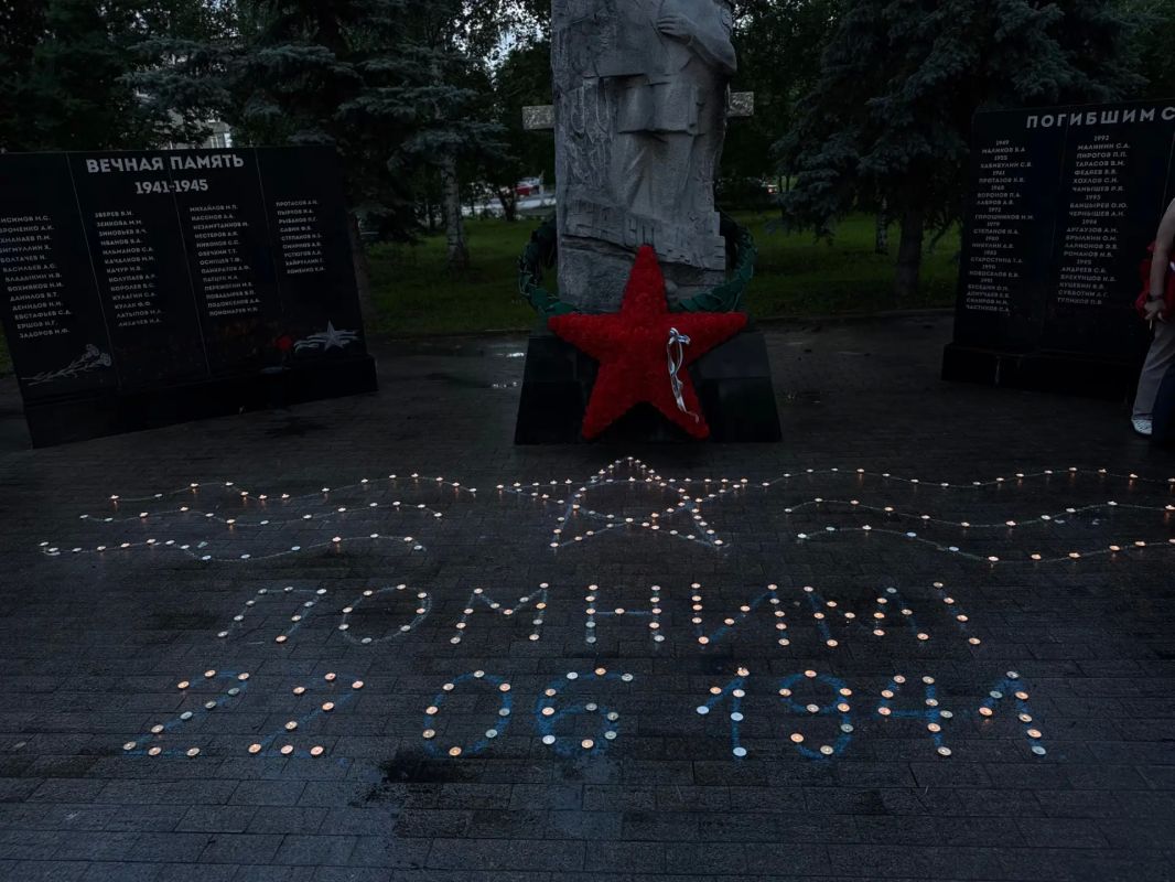 «Свеча памяти» у монумента «Солдатам правопорядка» «Свеча памяти» у монумента «Солдатам правопорядка»